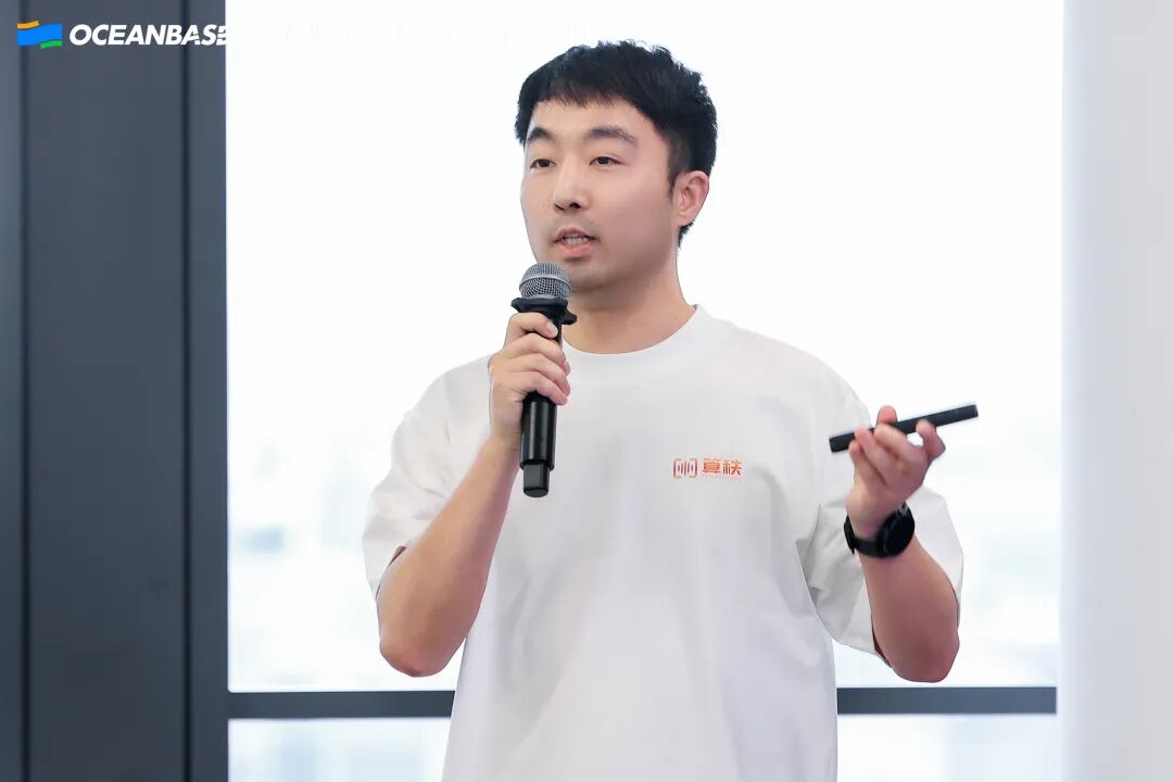 申红磊与张海立现场演示智能体实战场景
